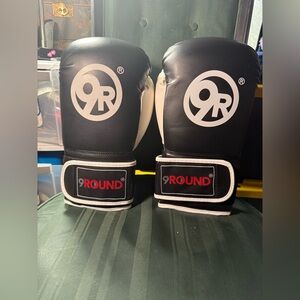 9Round Boxing Gloves Black‎ and White